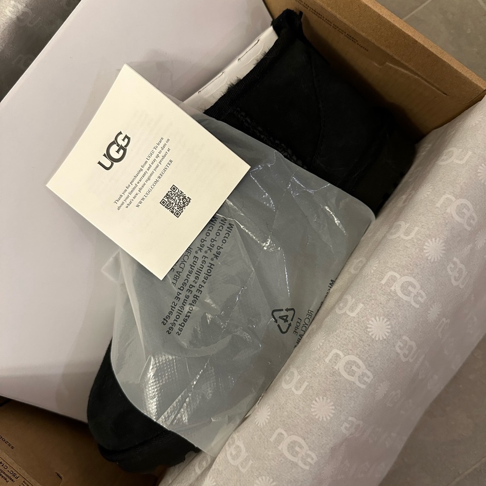 UGG Ultra Mini Boots Black 8 NIB - Picture 5 of 7